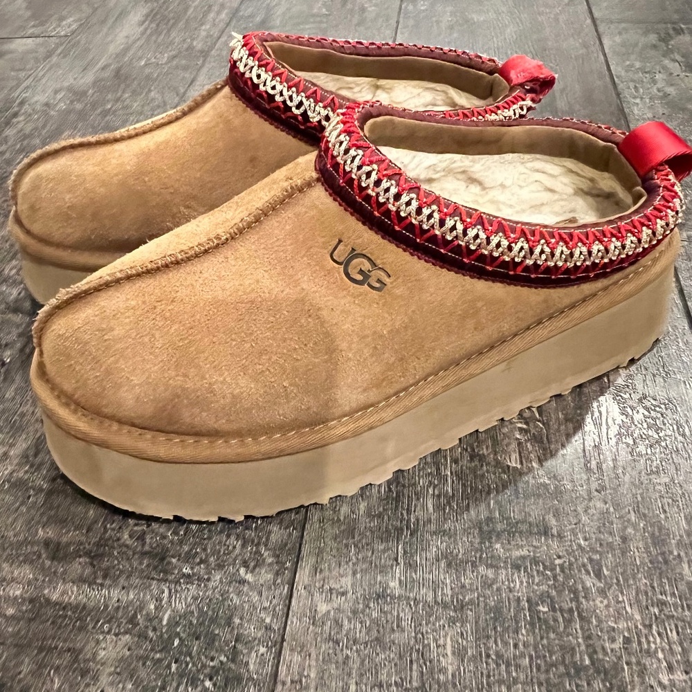 UGG Tazz platform slipper in chestnut suede with red & white UGG braid - size 7
